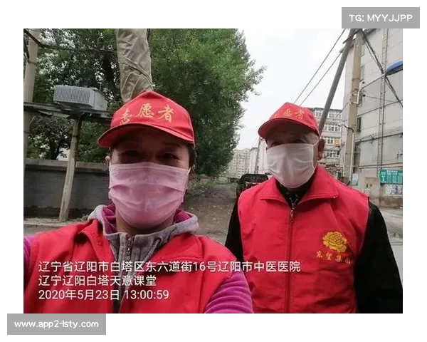 申花球迷雨中高歌与球队共坚守至最后时刻展现忠诚与热血 申花球迷雨中高歌与球队共坚守至最后时刻展现忠诚与热血