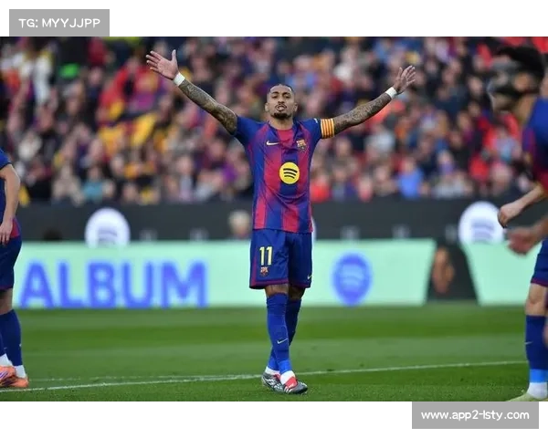 点球点前,拉菲尼亚深吸一口气后稳健命中,眼神坚定 点球点前,拉菲尼亚深吸一口气后稳健命中,眼神坚定